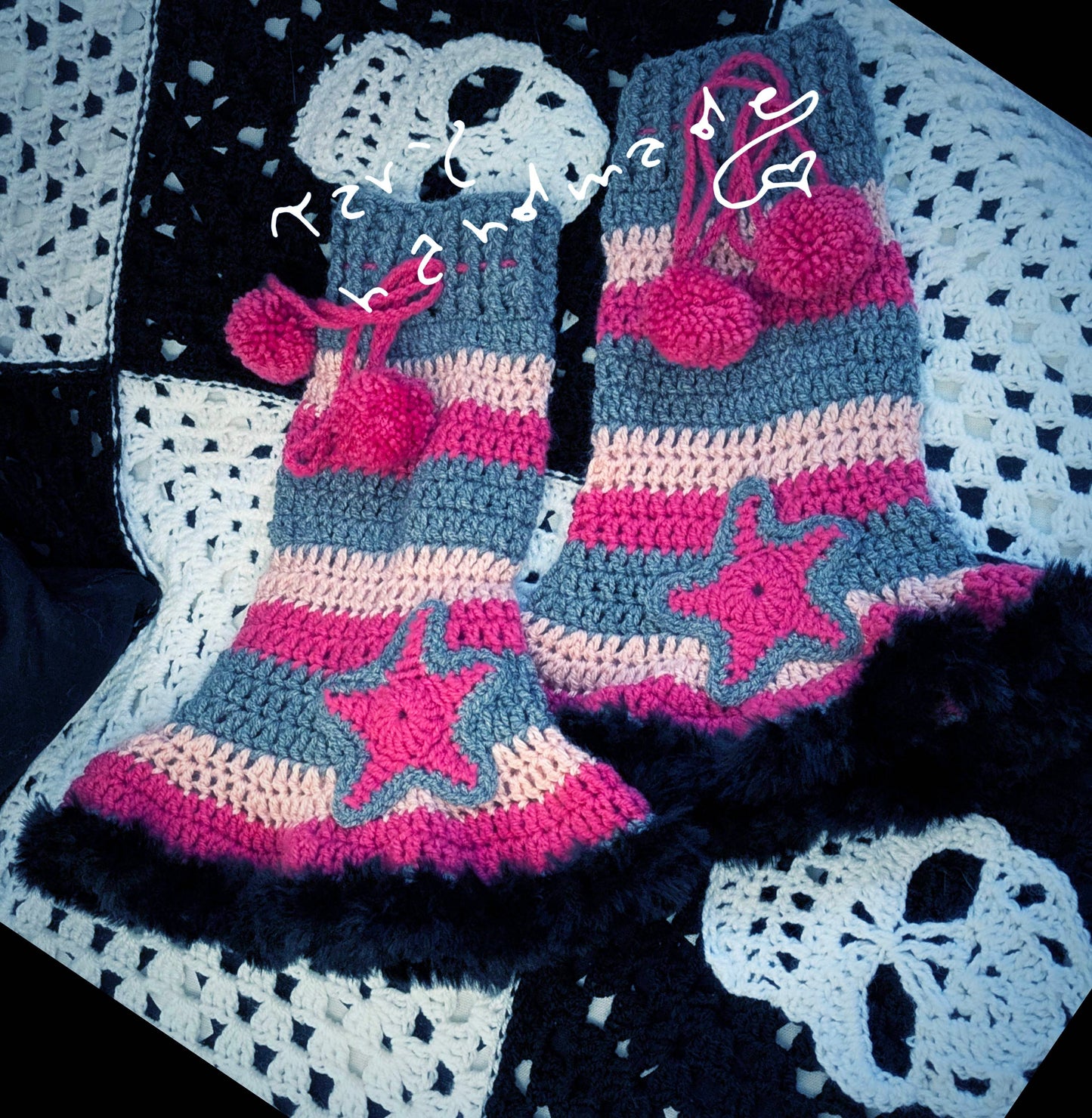 Nebbie Ribelli – Scaldamuscoli Fairy/Goth a Crochet con Rifiniture Pelliccia, Coulisse