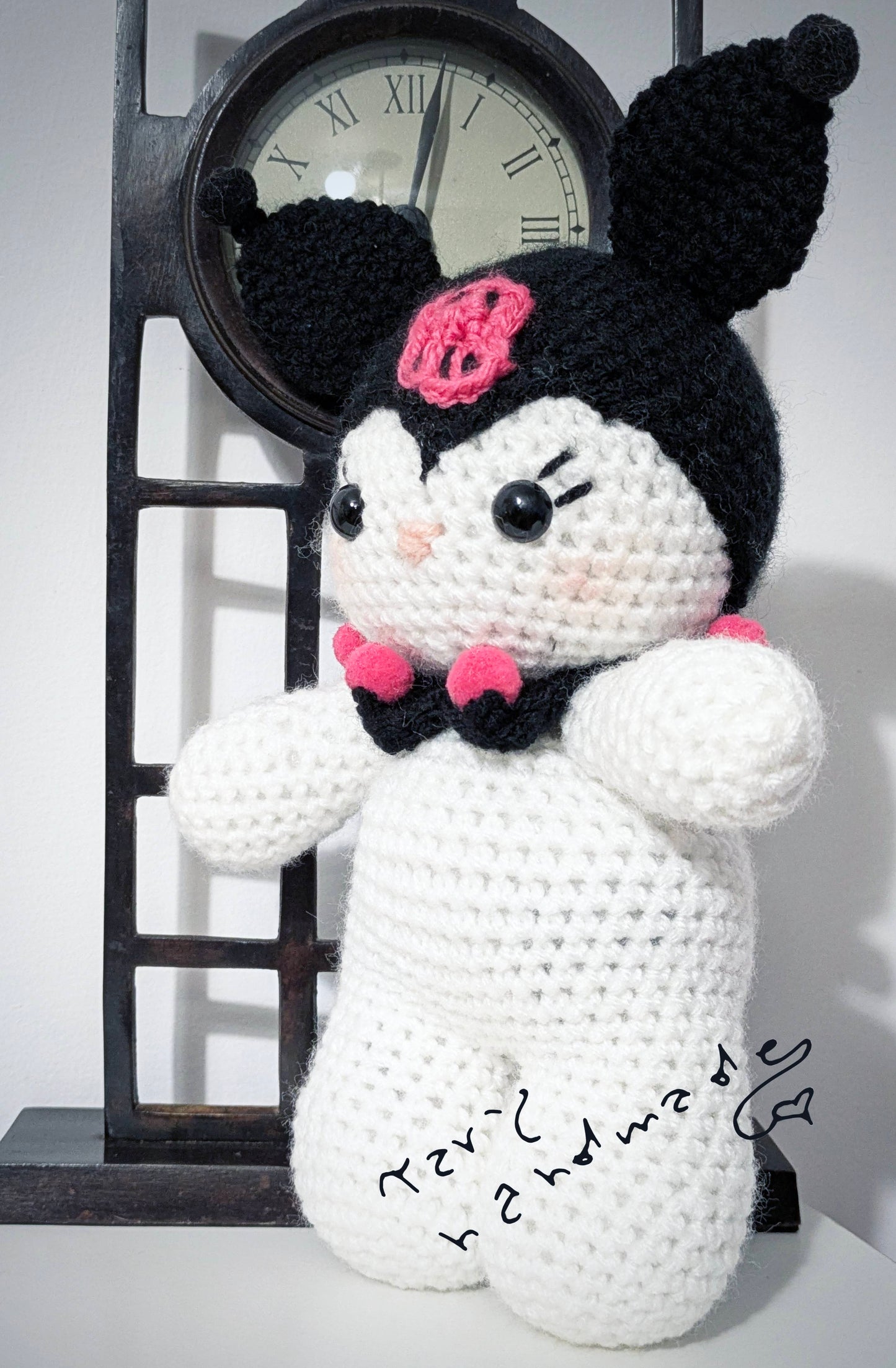 Pupazzo Fantasy in Crochet ispirato a un personaggio kawaii, realizzato a mano