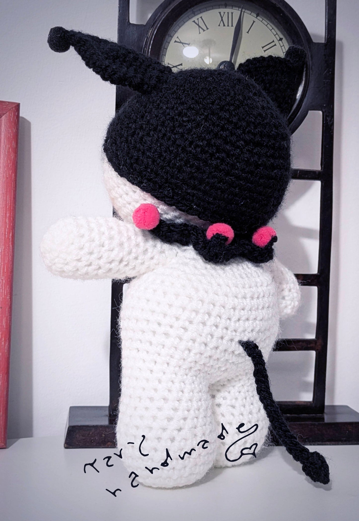 Pupazzo Fantasy in Crochet ispirato a un personaggio kawaii, realizzato a mano