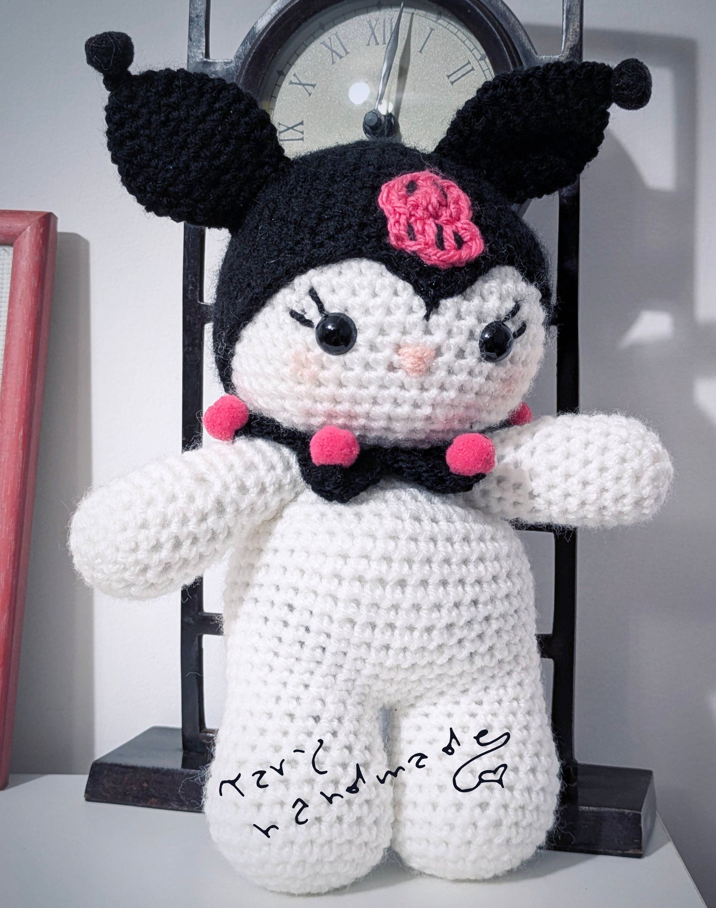 Pupazzo Fantasy in Crochet ispirato a un personaggio kawaii, realizzato a mano