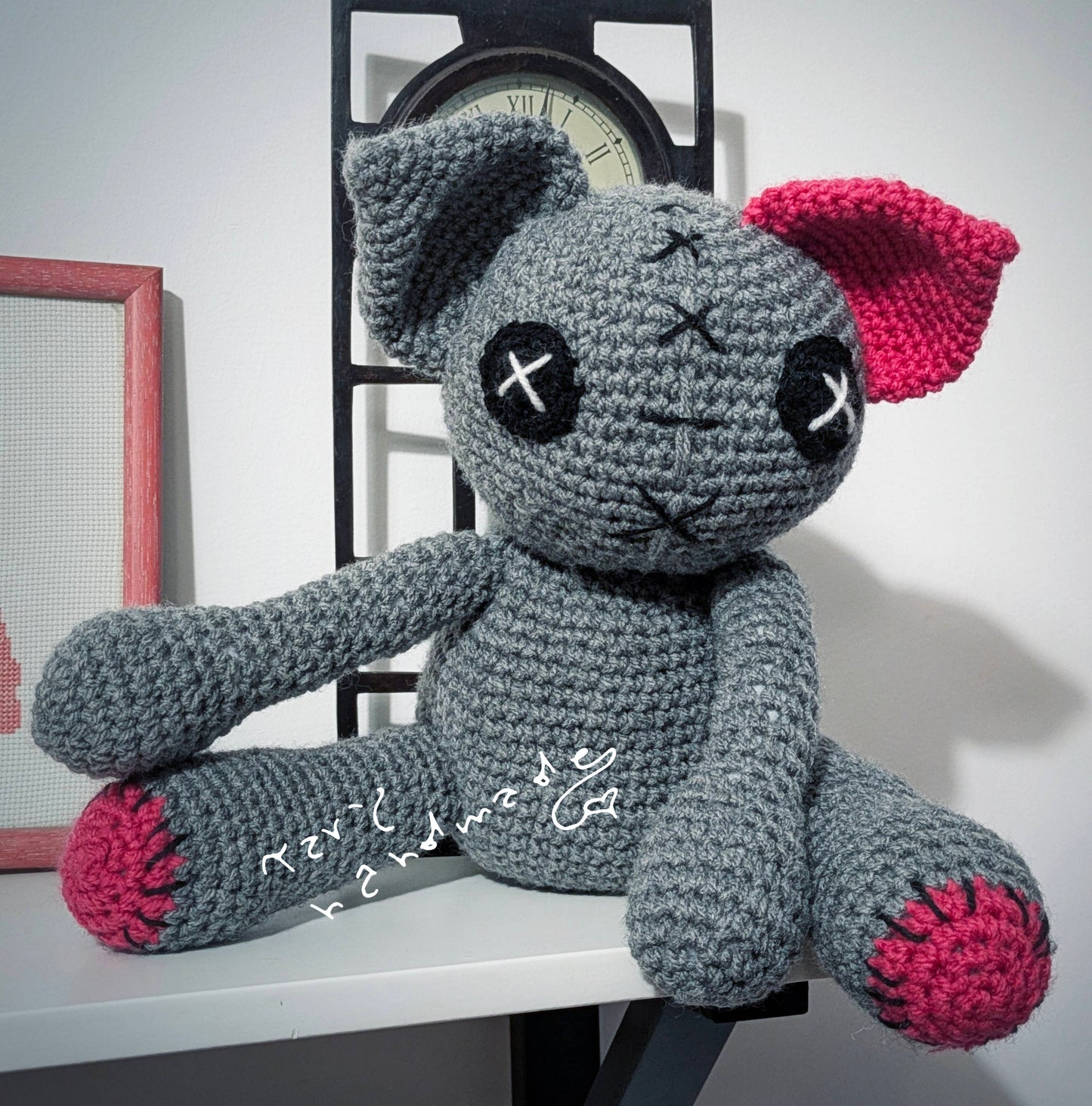 M∃– Pupazzo Crochet Goth con Anima Alternativa