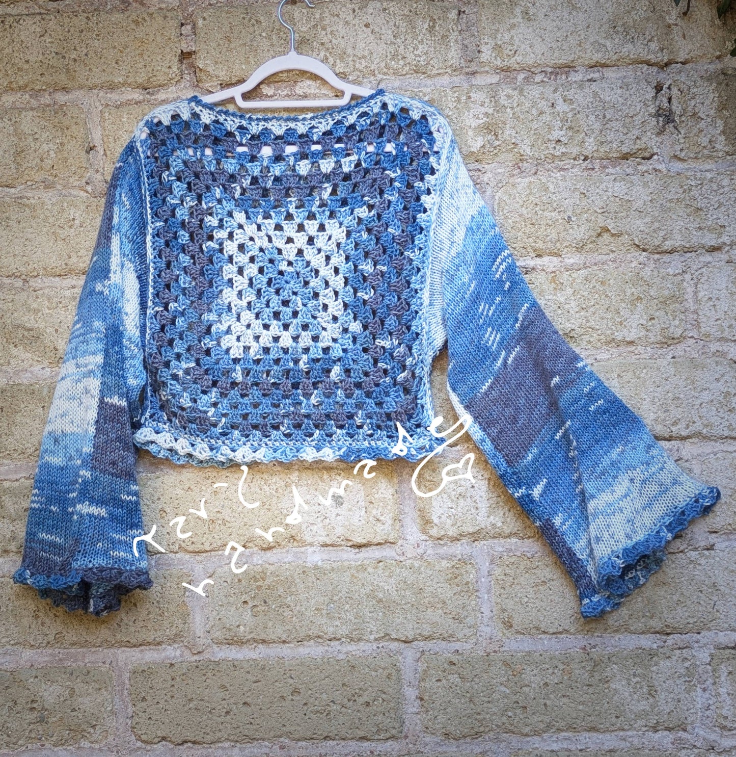 Nebbie di Mare – Maglia Boho-Grunge con Granny Square in Filato Sfumato
