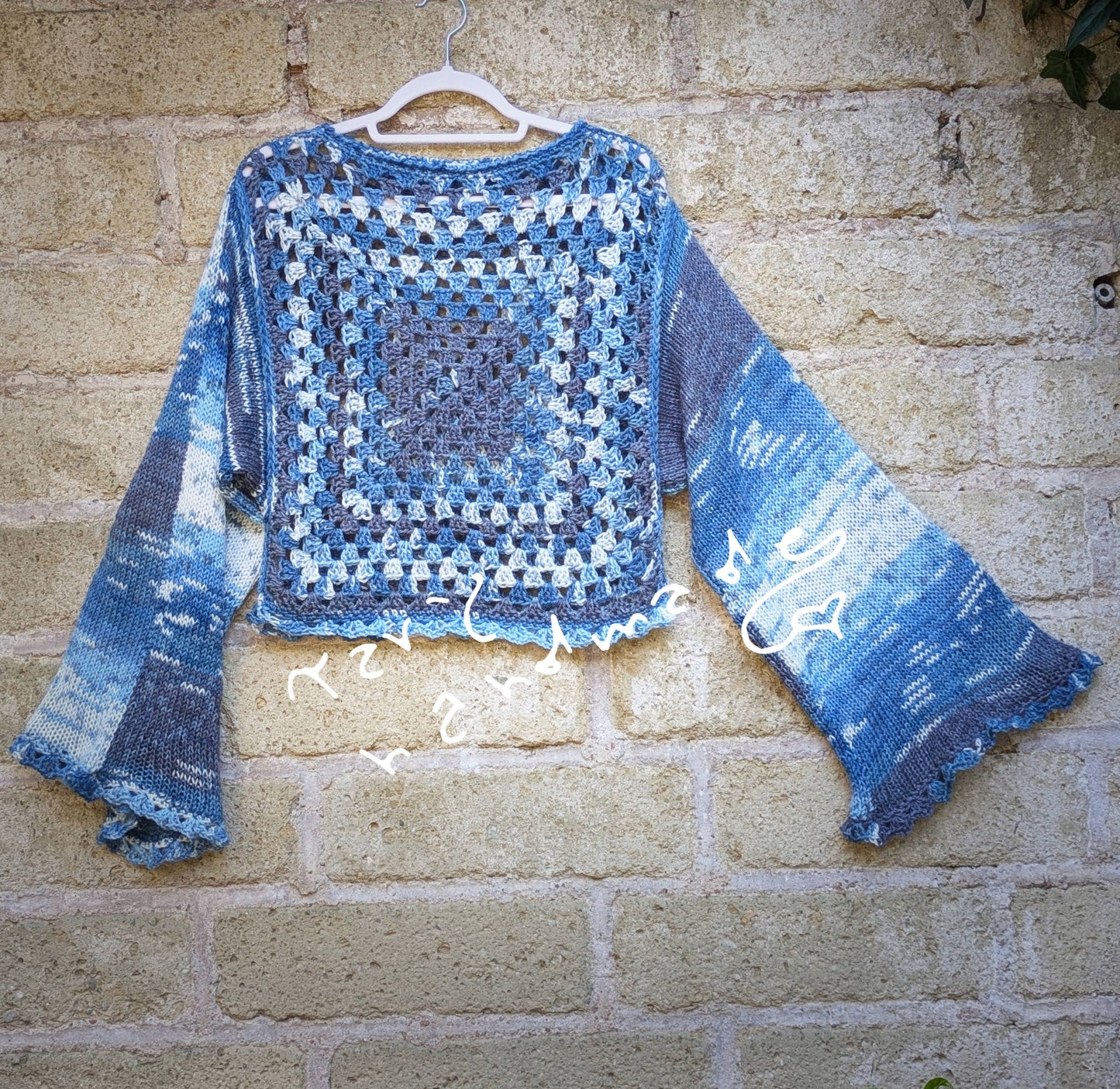 Nebbie di Mare – Maglia Boho-Grunge con Granny Square in Filato Sfumato