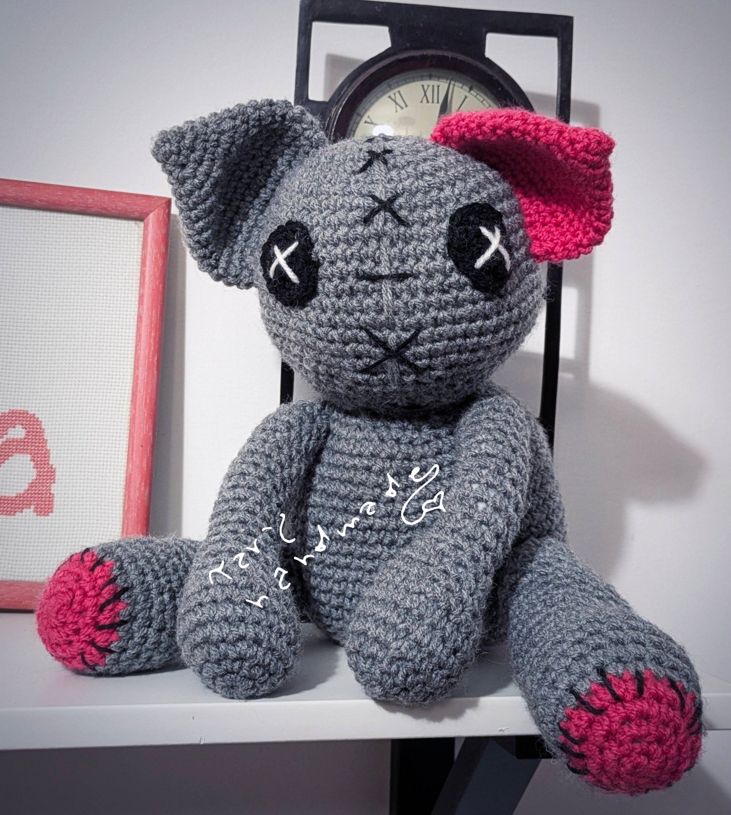 M∃– Pupazzo Crochet Goth con Anima Alternativa