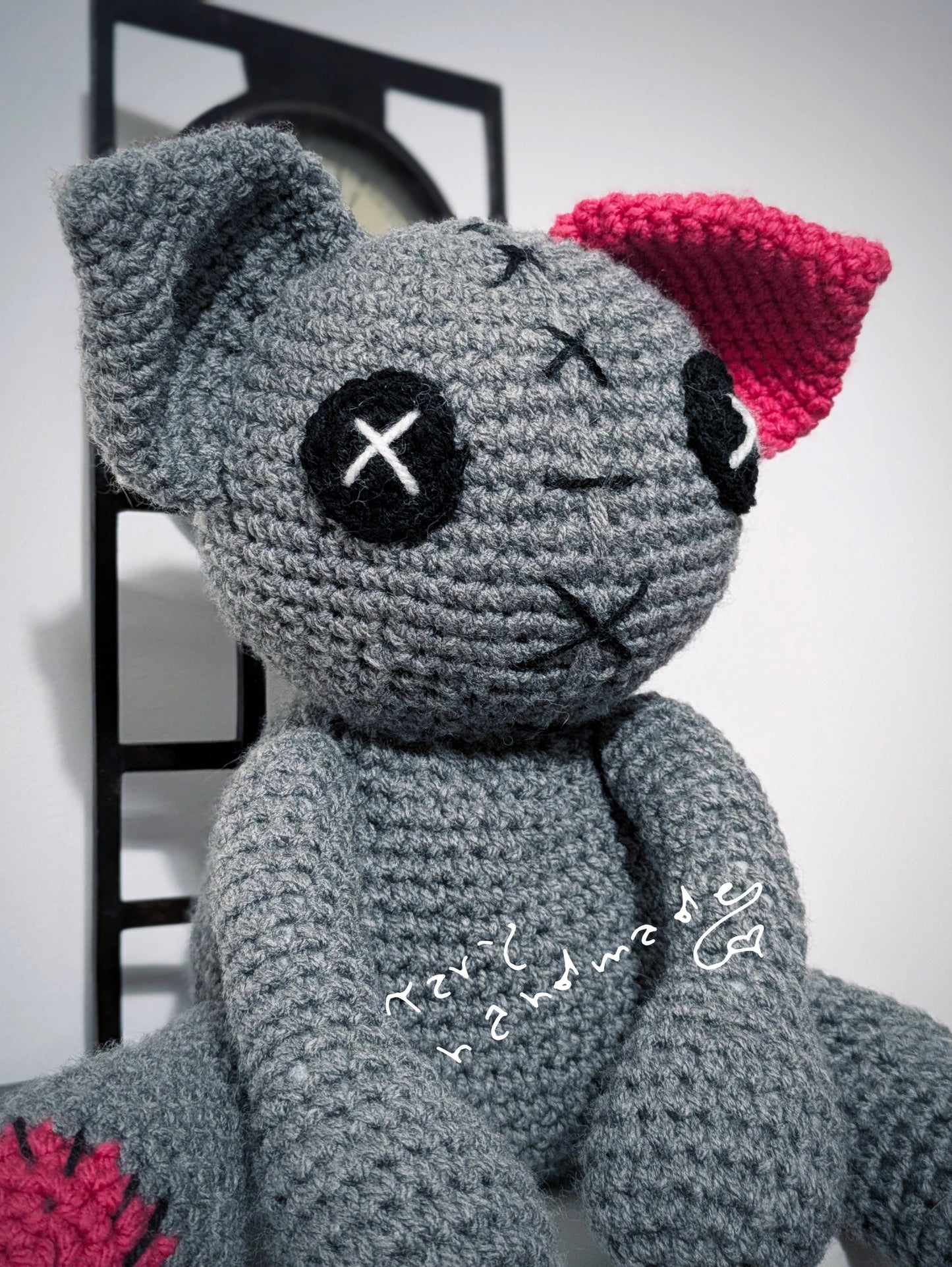 M∃– Pupazzo Crochet Goth con Anima Alternativa