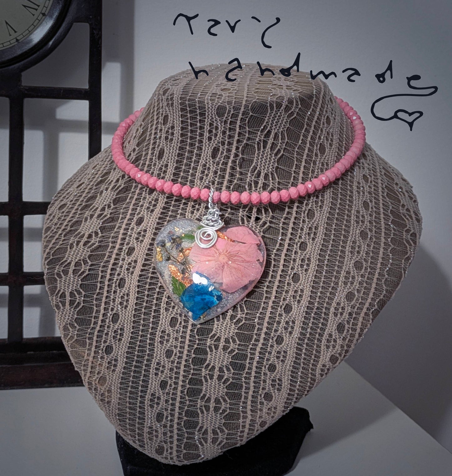 Luce Incastonata – Collier Rigido con Cristalli e Ciondolo in Resina, Fiori e Lamine Metalliche