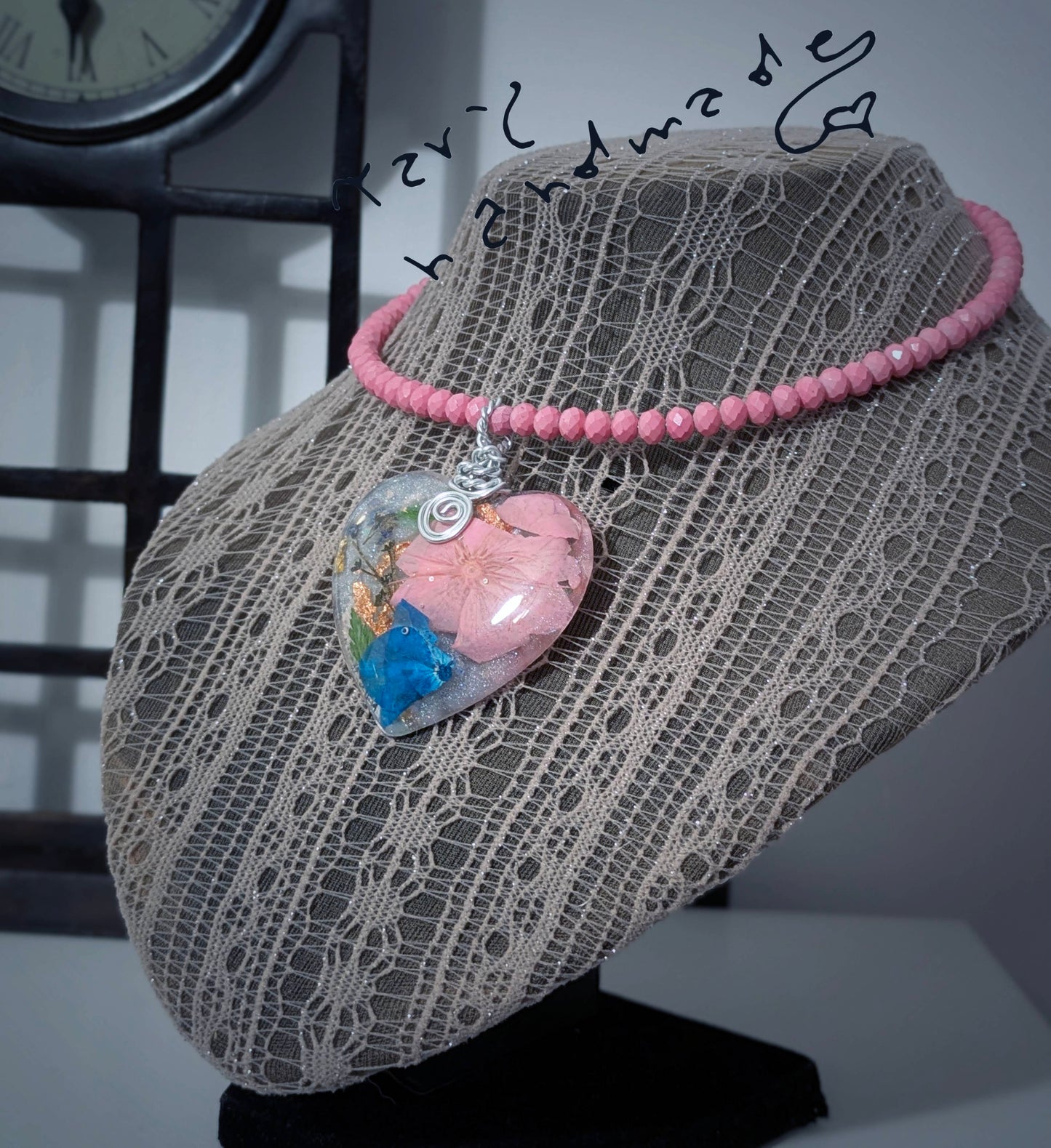 Luce Incastonata – Collier Rigido con Cristalli e Ciondolo in Resina, Fiori e Lamine Metalliche