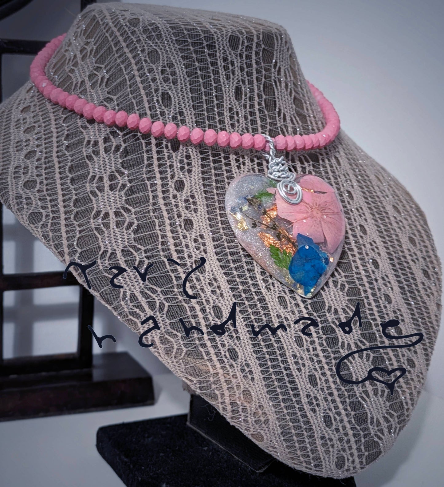 Luce Incastonata – Collier Rigido con Cristalli e Ciondolo in Resina, Fiori e Lamine Metalliche