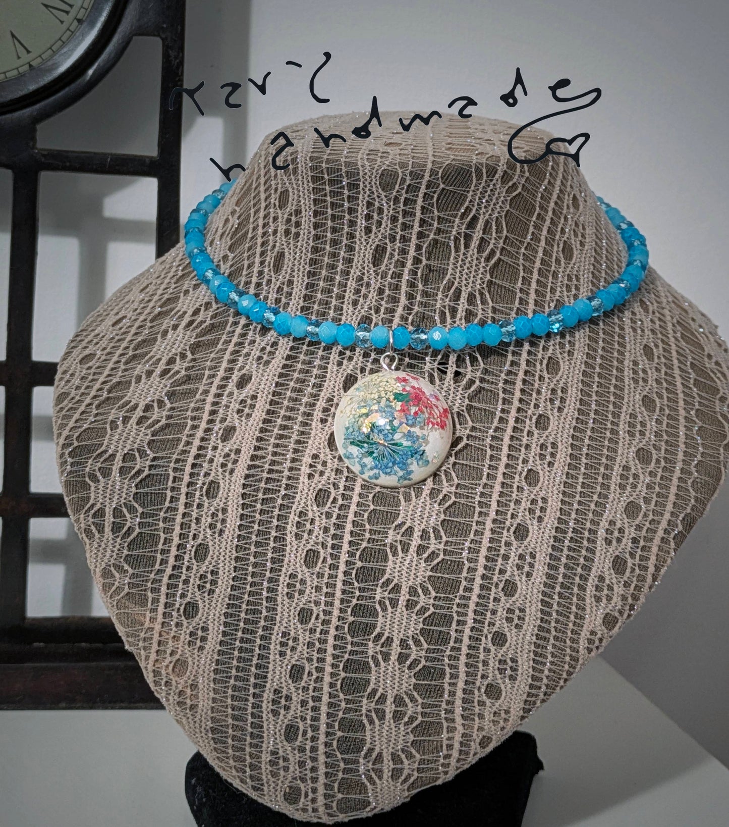 Luce Incastonata – Collier Rigido con Cristalli e Ciondolo in Resina, Fiori e Lamine Metalliche
