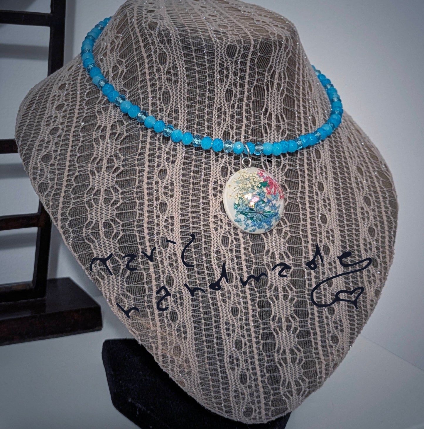 Luce Incastonata – Collier Rigido con Cristalli e Ciondolo in Resina, Fiori e Lamine Metalliche