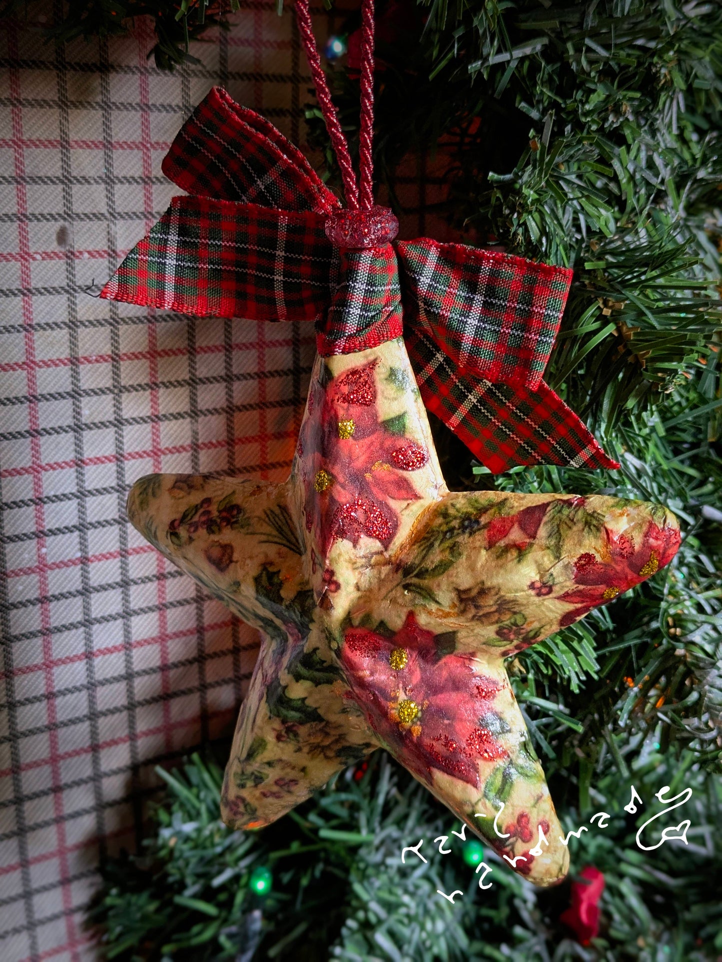 Stella di Natale “Winter Bloom” – Decorazione in decoupage con fiocco scozzese