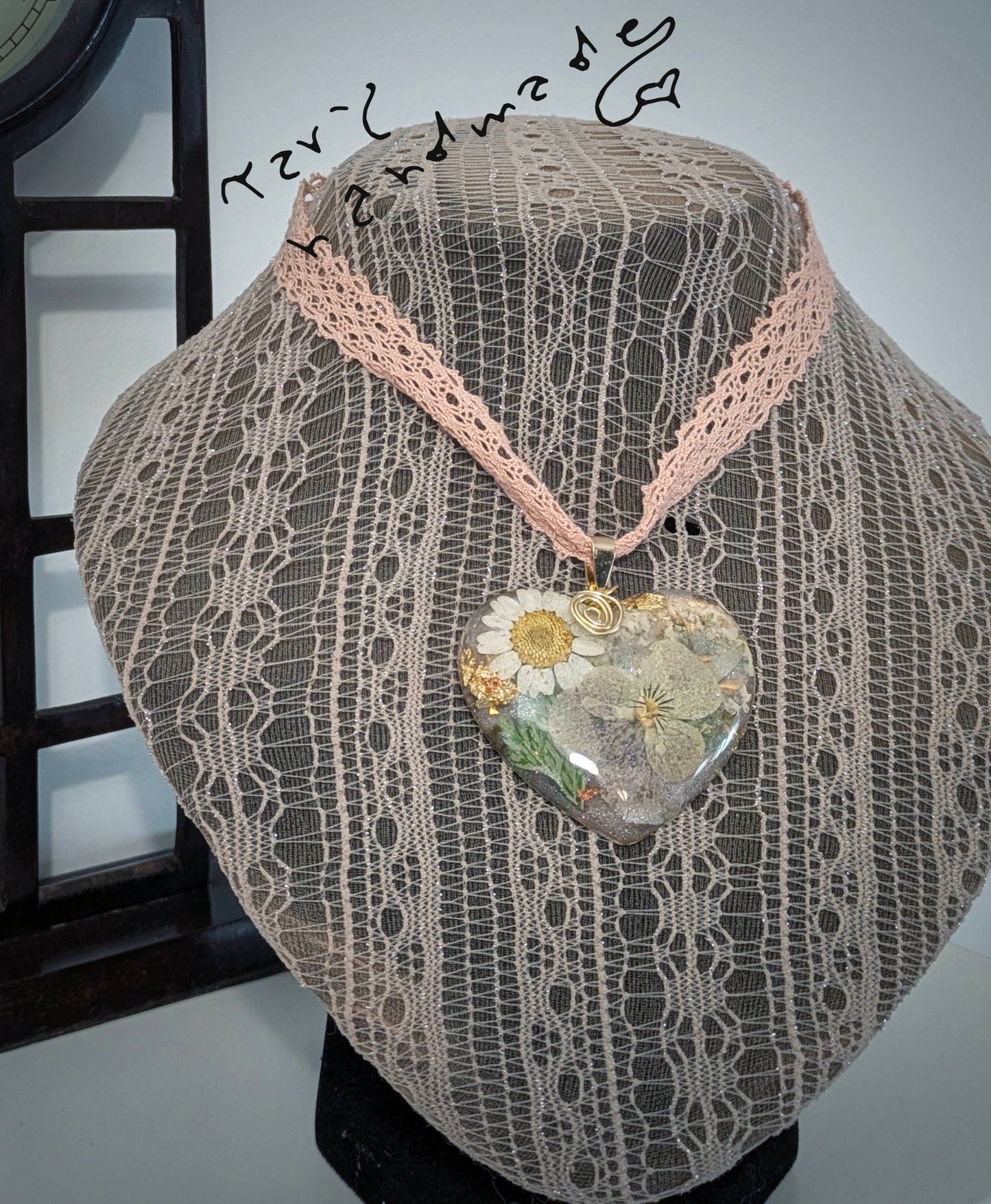 Cuore di Ninfa – Ciondolo Fatato in Resina con Fiori Veri, Lamine Lucenti e Montatura Wire