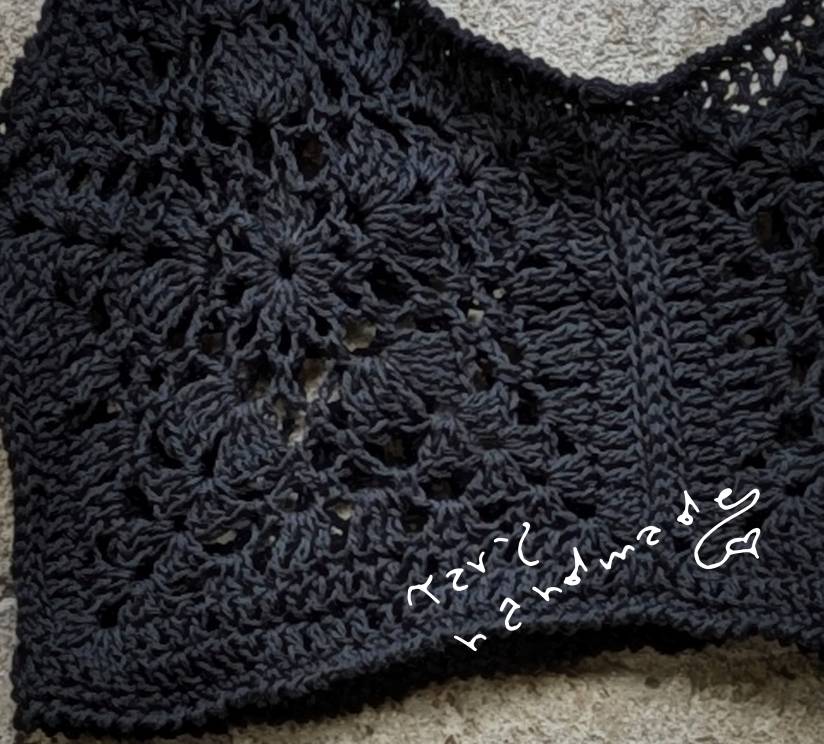 Petalo d’Ombra – Top Corto Gothic Crochet in Cotone Nero