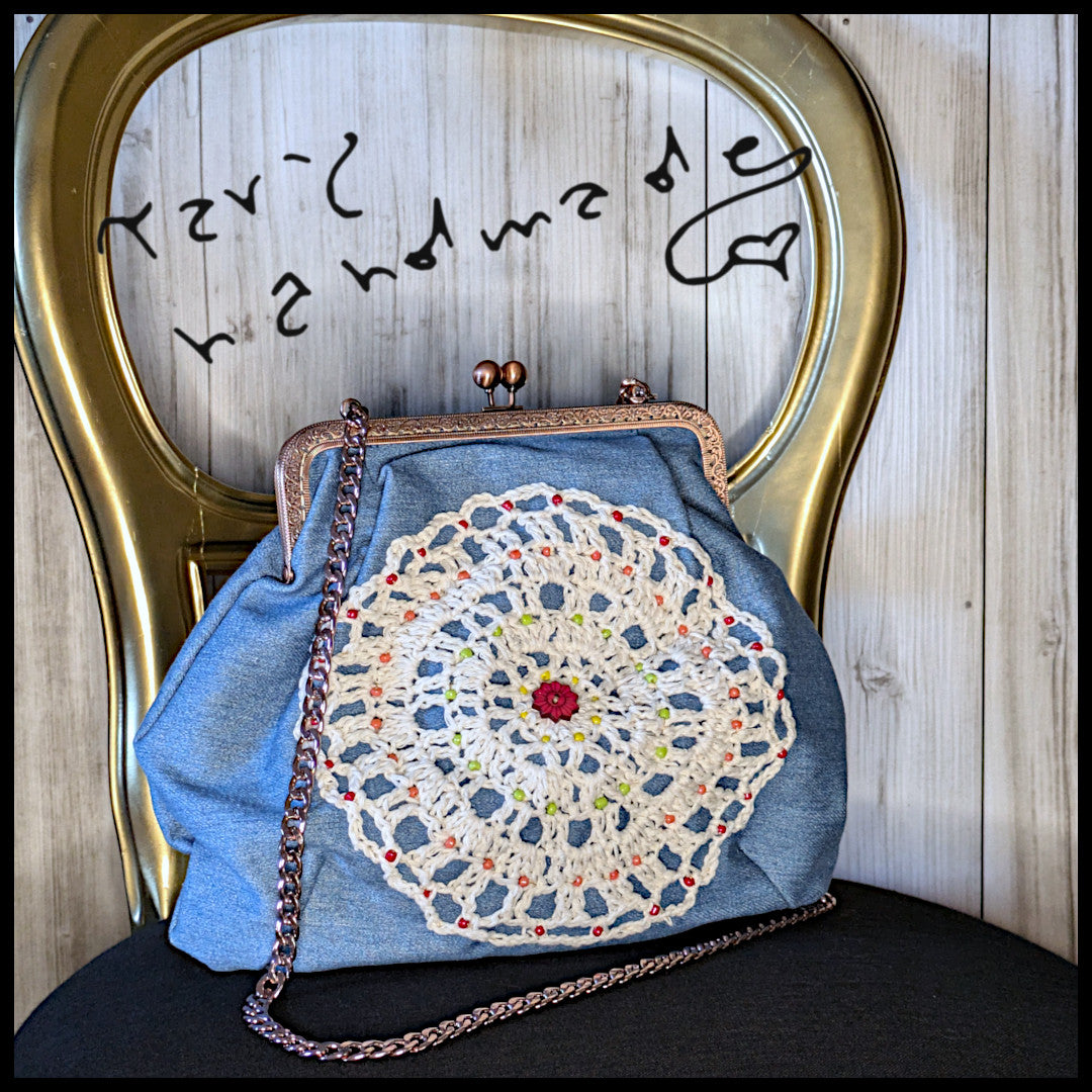 Sole in Borsa – Borsa Pasticcino in Jeans con Mandala Crochet e Tracolla a Catena
