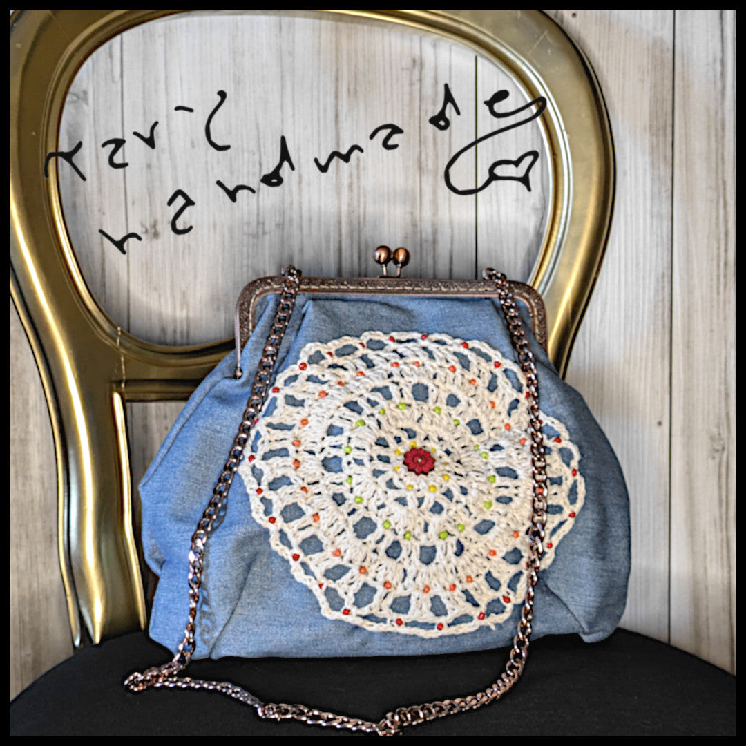 Sole in Borsa – Borsa Pasticcino in Jeans con Mandala Crochet e Tracolla a Catena