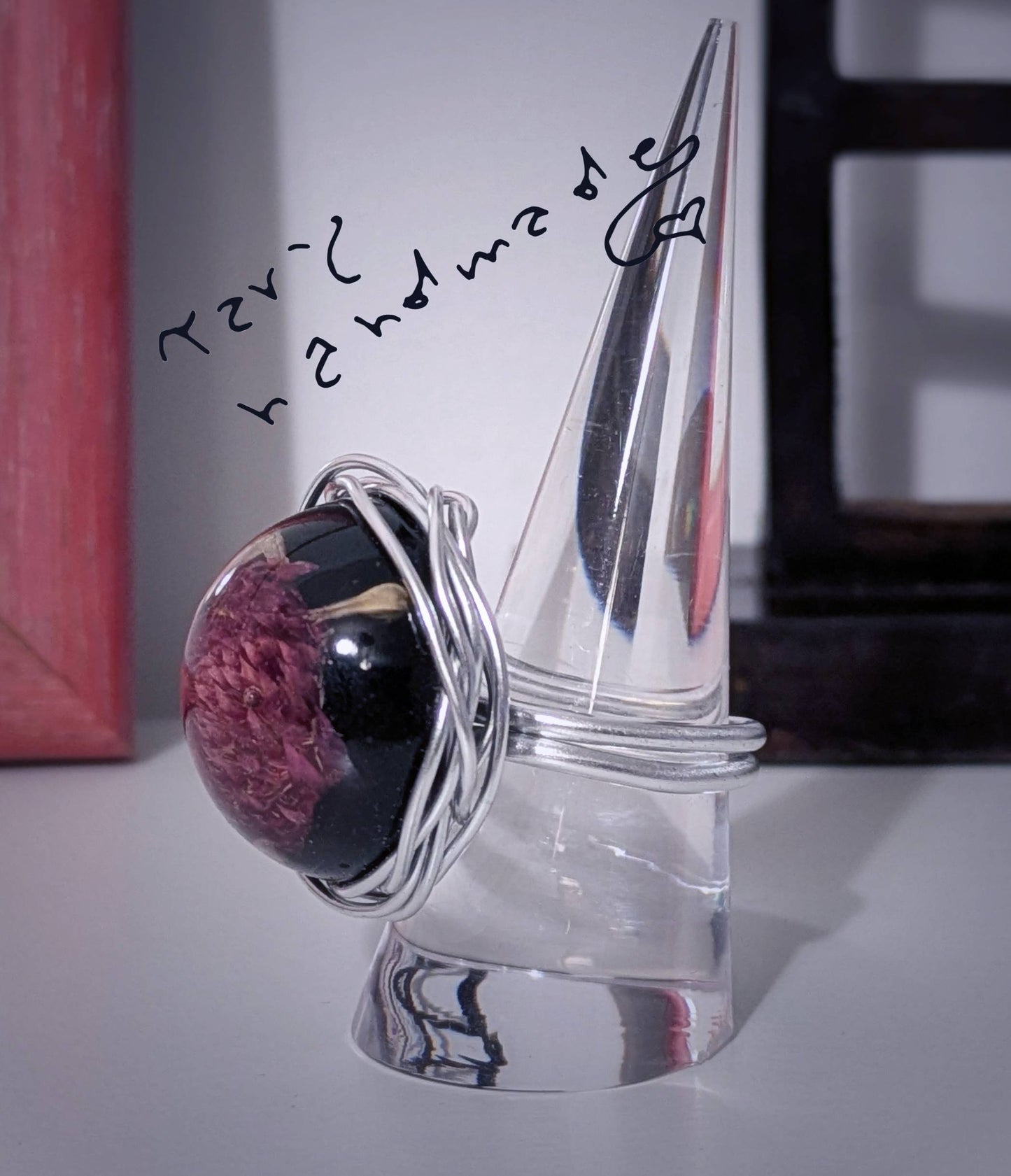 Florombra - Anello in alluminio wire con cabochon nero e fiore rosso antico con pagliuzze iridescenti