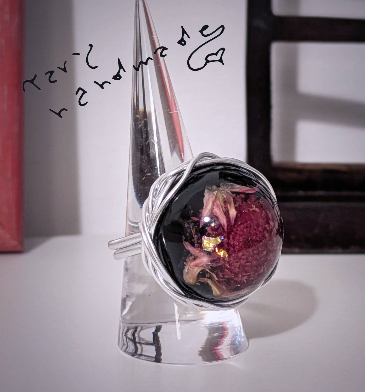 Florombra - Anello in alluminio wire con cabochon nero e fiore rosso antico con pagliuzze iridescenti