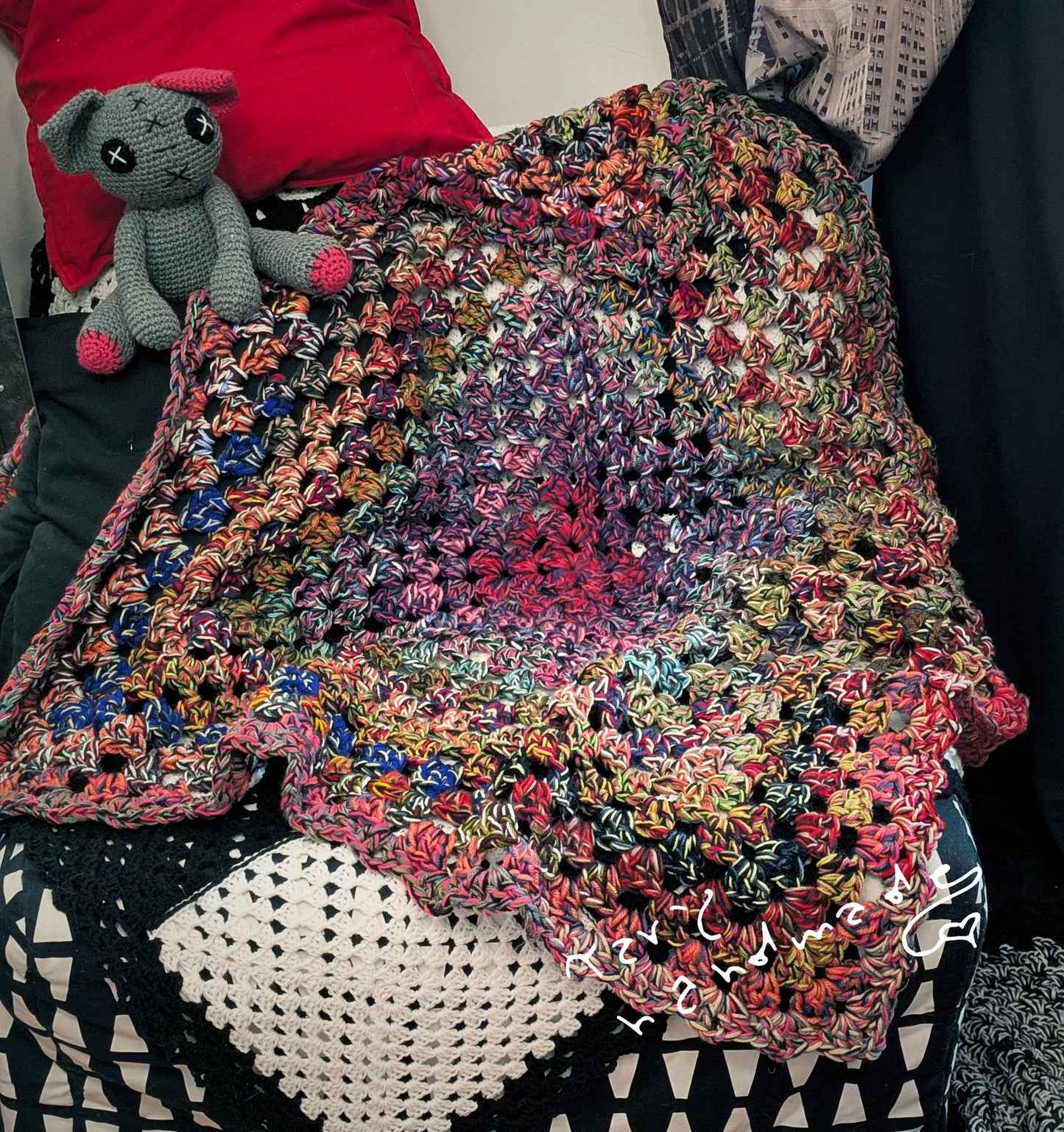 Intrecci di Caos – Plaid Quadrato in Lana Multicolore a Crochet, Motivo Granny Square