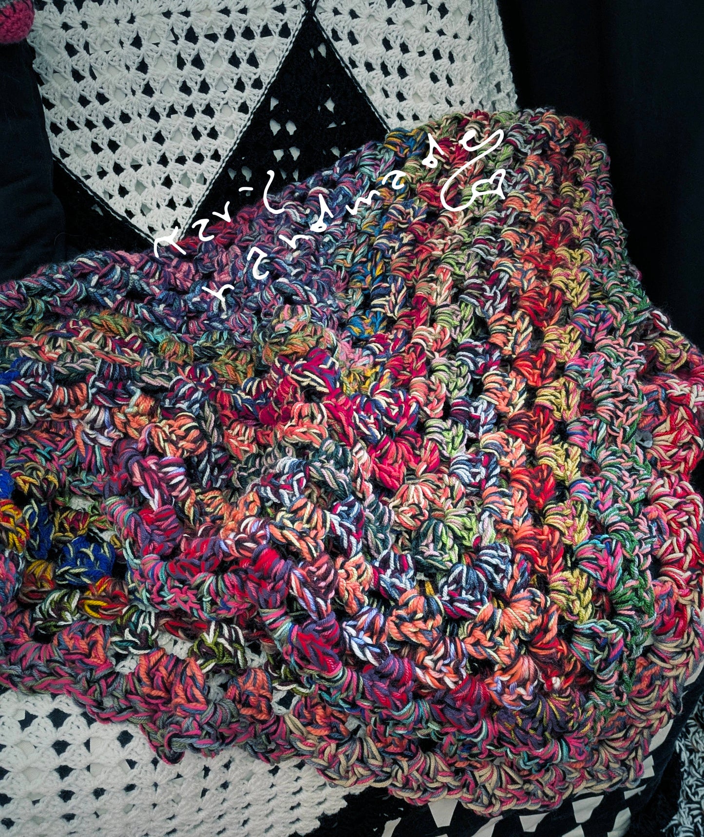 Intrecci di Caos – Plaid Quadrato in Lana Multicolore a Crochet, Motivo Granny Square