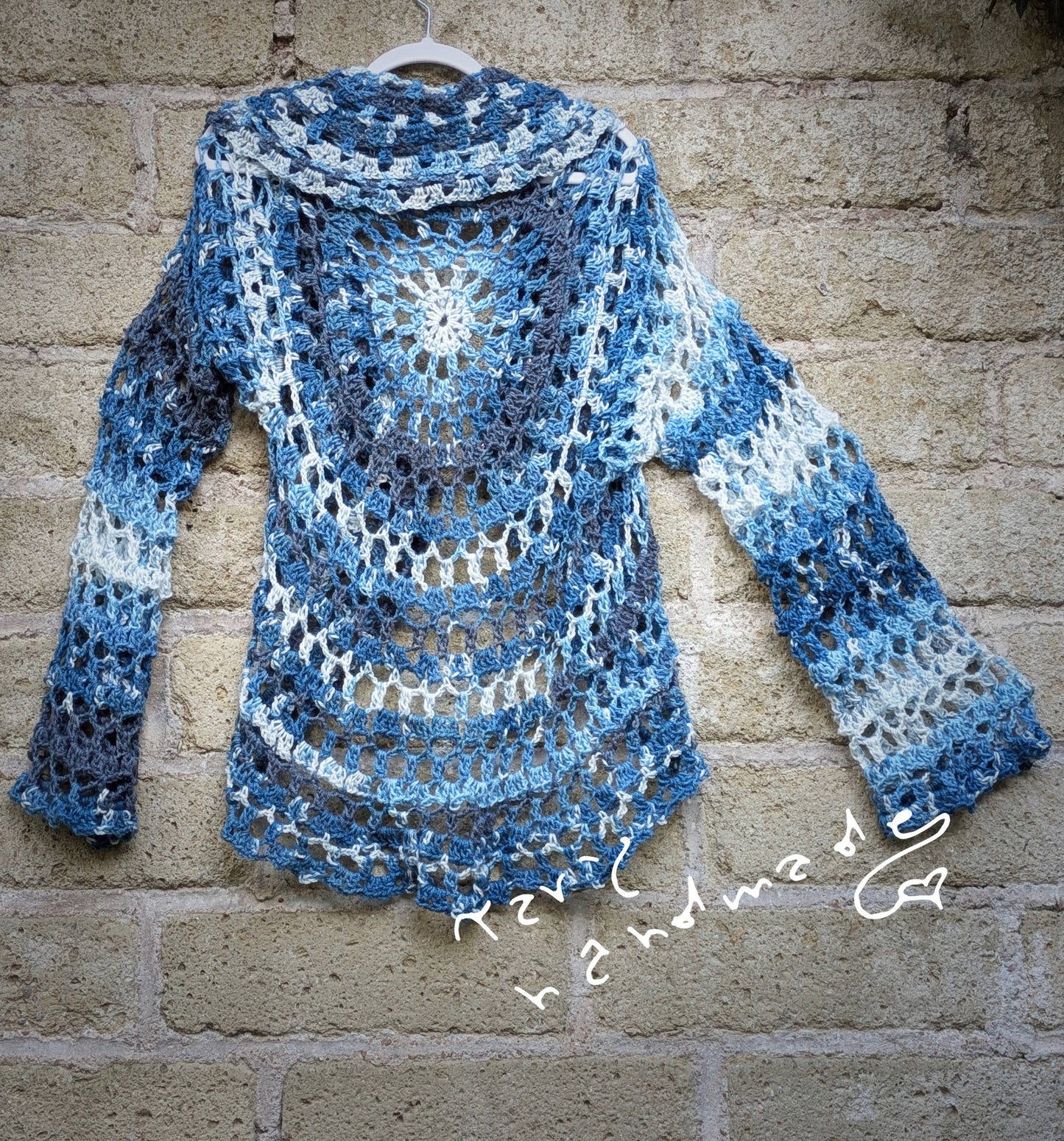 Onde d’Ombra – Cardigan Mandala a Crochet con Collo Sciallato