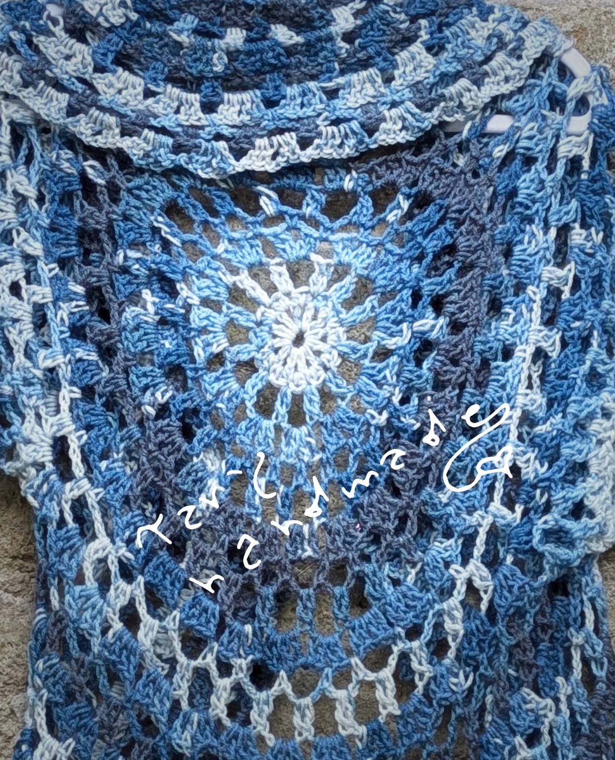 Onde d’Ombra – Cardigan Mandala a Crochet con Collo Sciallato