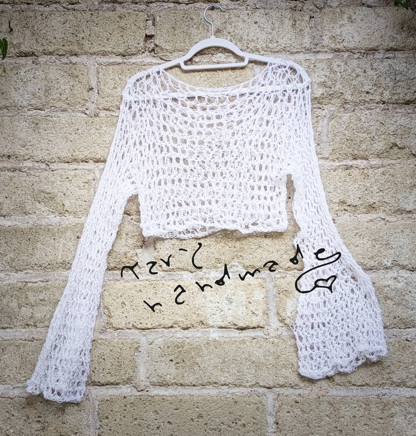 Etere Selvaggio – Crop Top Crochet a Rete con Maniche Ampie