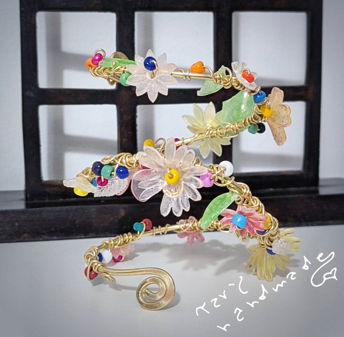 GirodiFiori — avvolgente bracciale con fiori e foglie in resina e perline di vetro