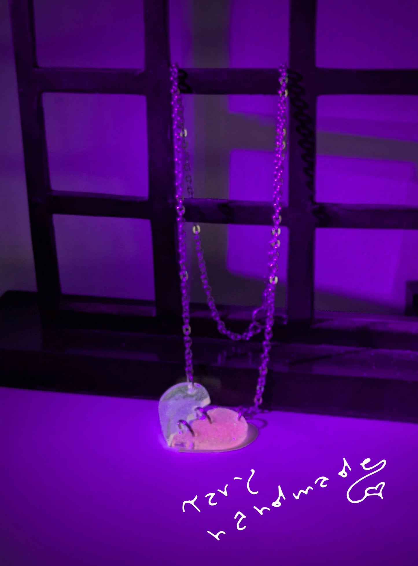 Spettri da Indossare – Bijoux in Resina Fluorescente UV | Tary Handmade