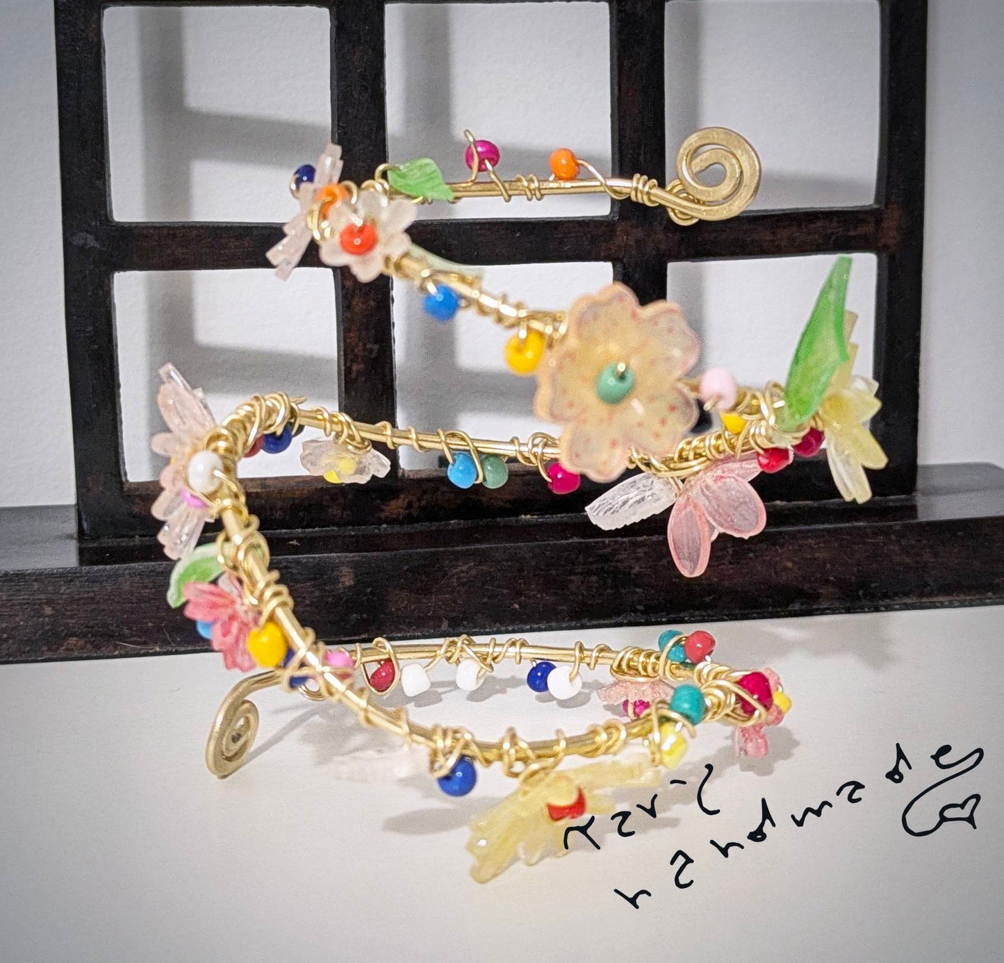 GirodiFiori — avvolgente bracciale con fiori e foglie in resina e perline di vetro