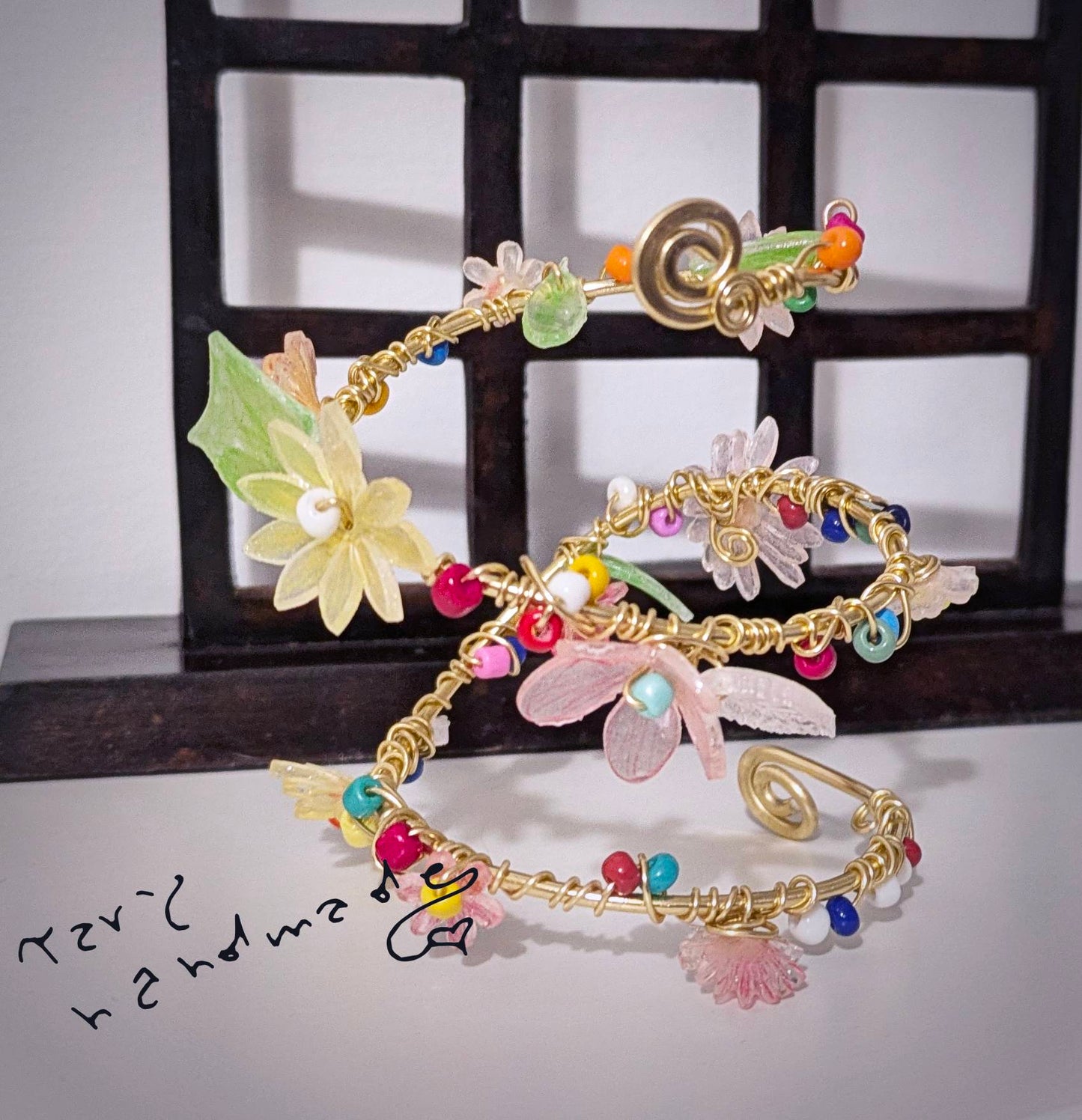 GirodiFiori — avvolgente bracciale con fiori e foglie in resina e perline di vetro