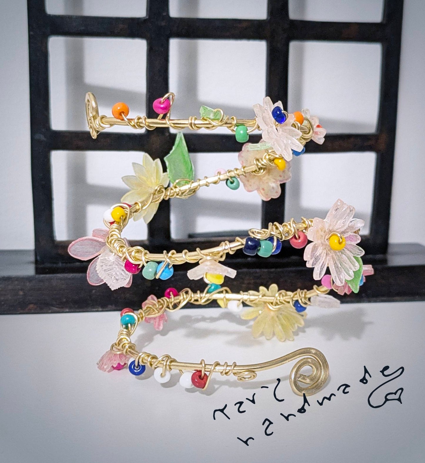 GirodiFiori — avvolgente bracciale con fiori e foglie in resina e perline di vetro