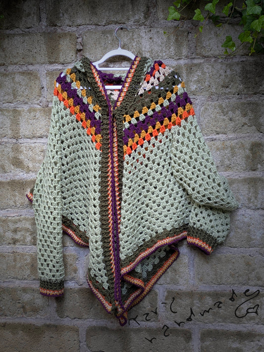 Mantella Grunge Crochet Multicolor con Cappuccio