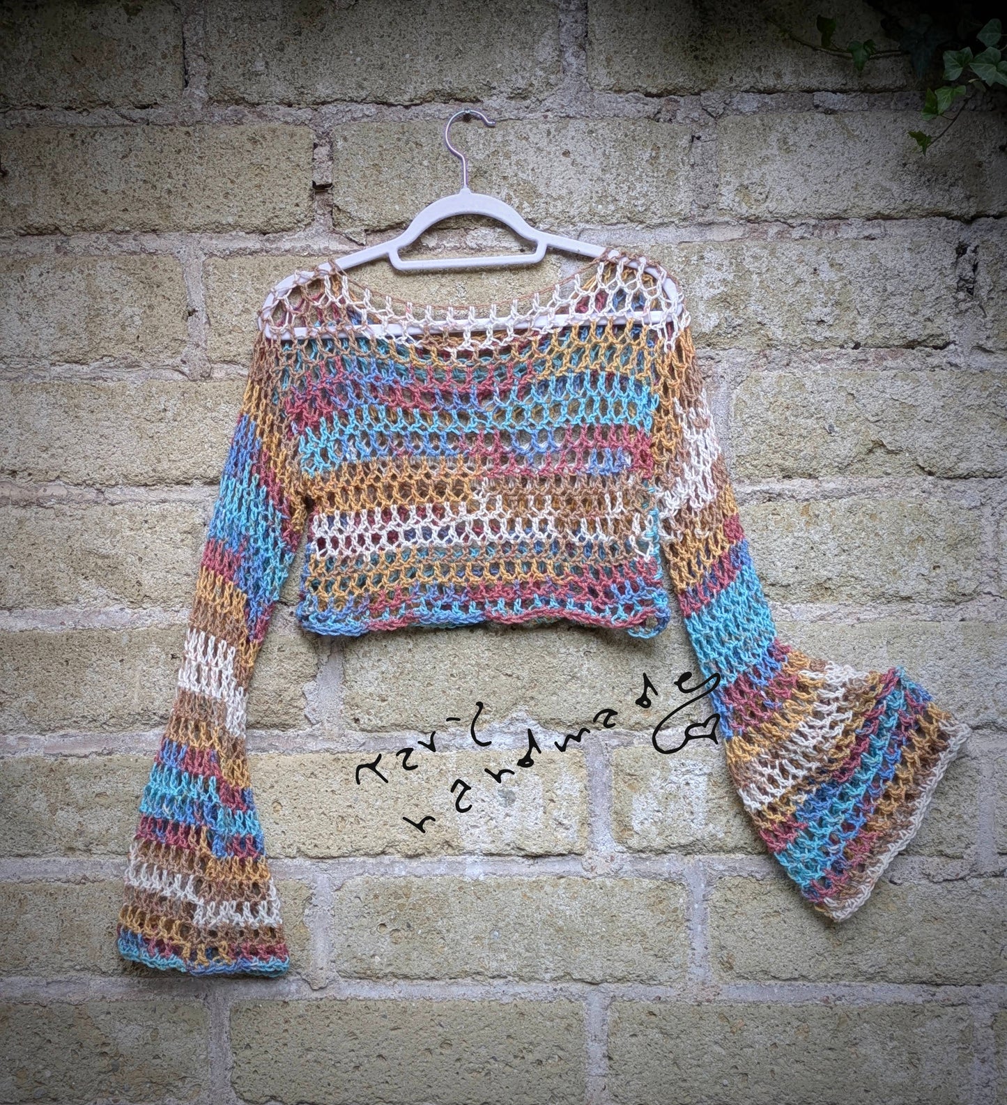 Etere Selvaggio – Crop Top Crochet a Rete con Maniche Ampie