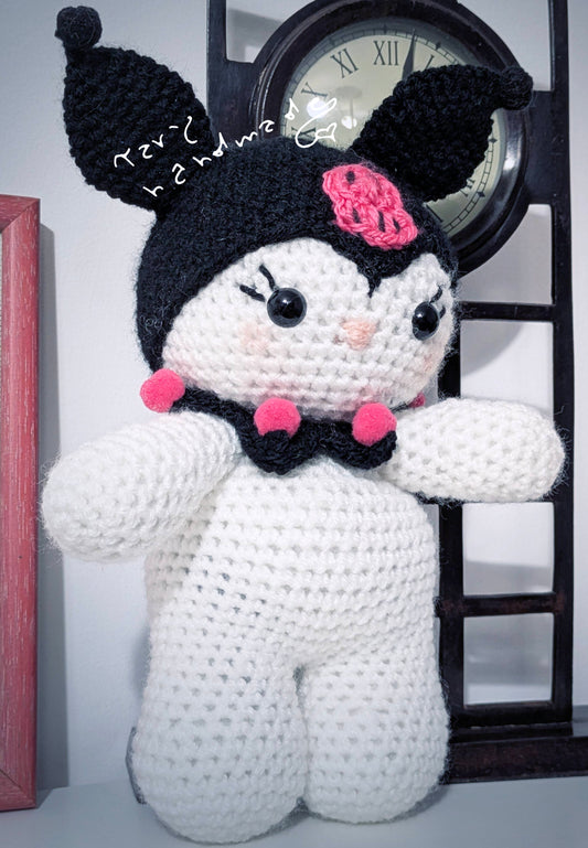 Pupazzo Fantasy in Crochet ispirato a un personaggio kawaii, realizzato a mano