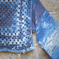 Nebbie di Mare – Maglia Boho-Grunge con Granny Square in Filato Sfumato
