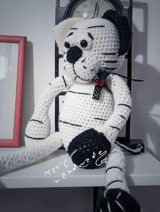 Pupazzo crochet Zigra – Pantera stilizzata in bianco e nero con sonaglio e nastro pois