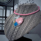 Luce Incastonata – Collier Rigido con Cristalli e Ciondolo in Resina, Fiori e Lamine Metalliche