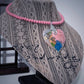 Luce Incastonata – Collier Rigido con Cristalli e Ciondolo in Resina, Fiori e Lamine Metalliche