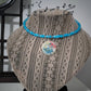 Luce Incastonata – Collier Rigido con Cristalli e Ciondolo in Resina, Fiori e Lamine Metalliche