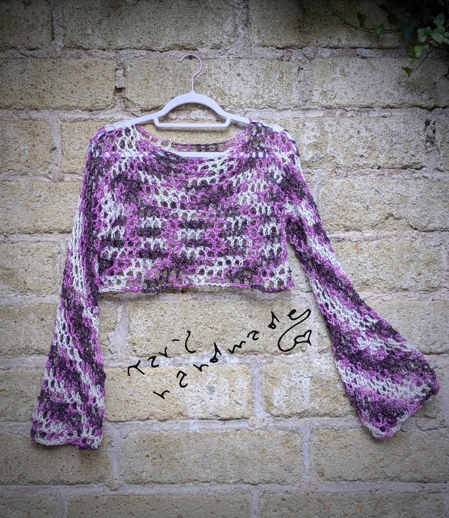 Etere Selvaggio – Crop Top Crochet a Rete con Maniche Ampie