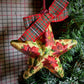 Stella di Natale “Winter Bloom” – Decorazione in decoupage con fiocco scozzese