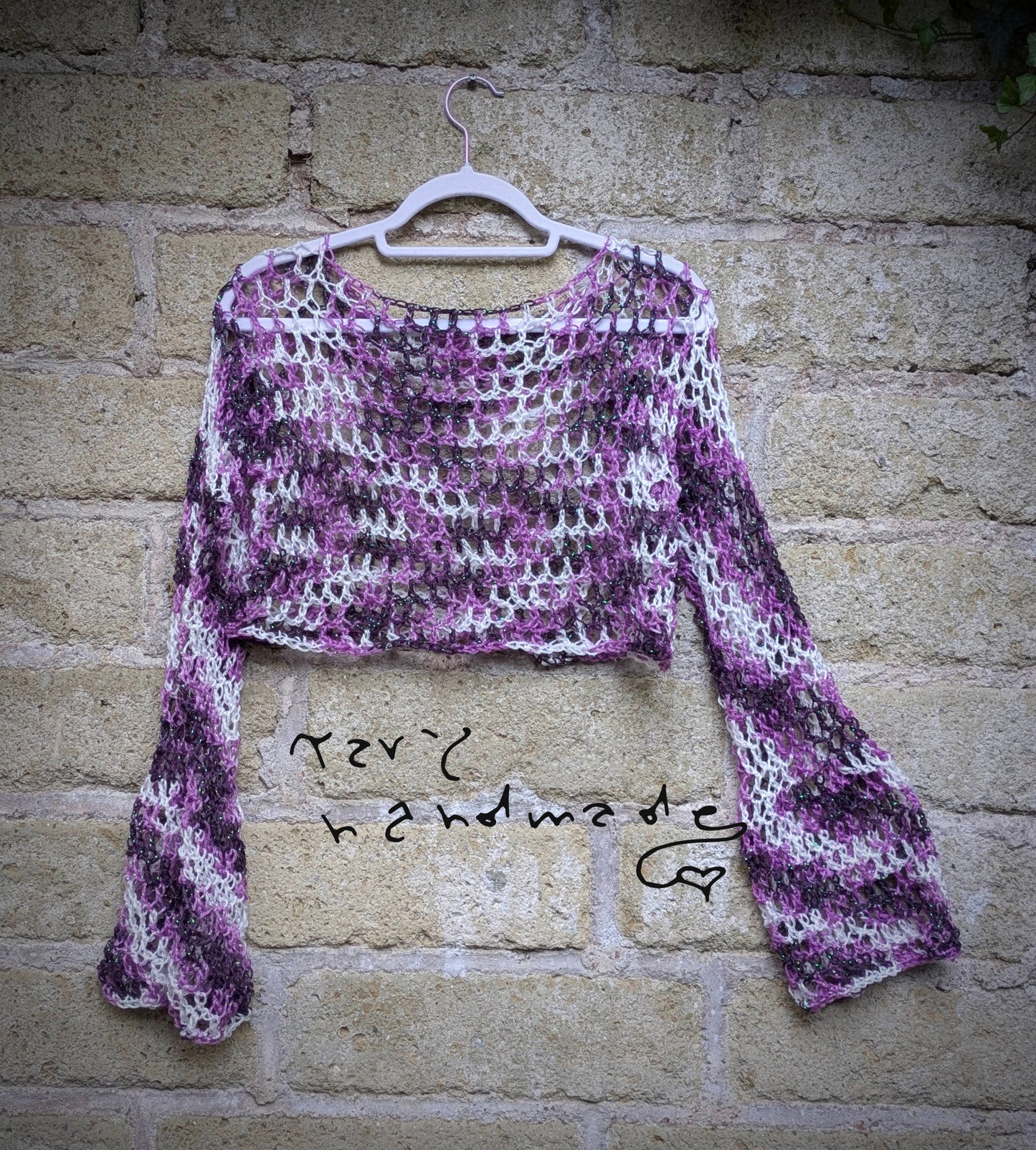 Etere Selvaggio – Crop Top Crochet a Rete con Maniche Ampie