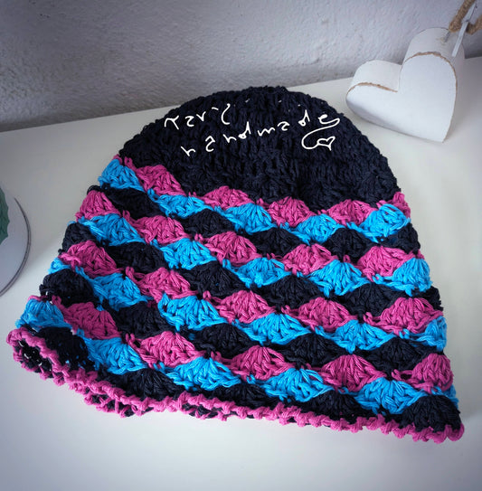 Cloche “Boho Waves” – Cappello crochet in cotone con onde colorate