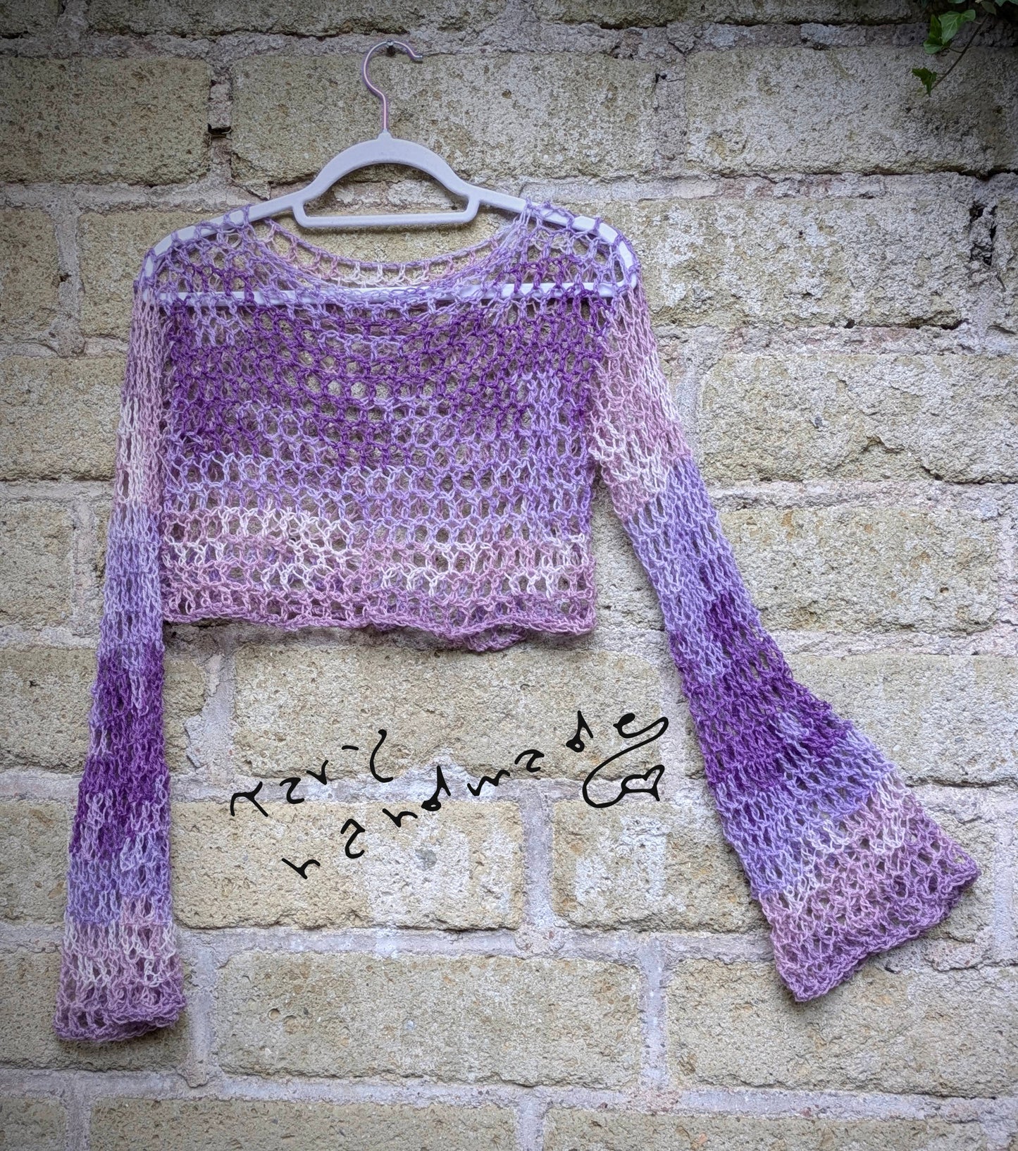 Etere Selvaggio – Crop Top Crochet a Rete con Maniche Ampie