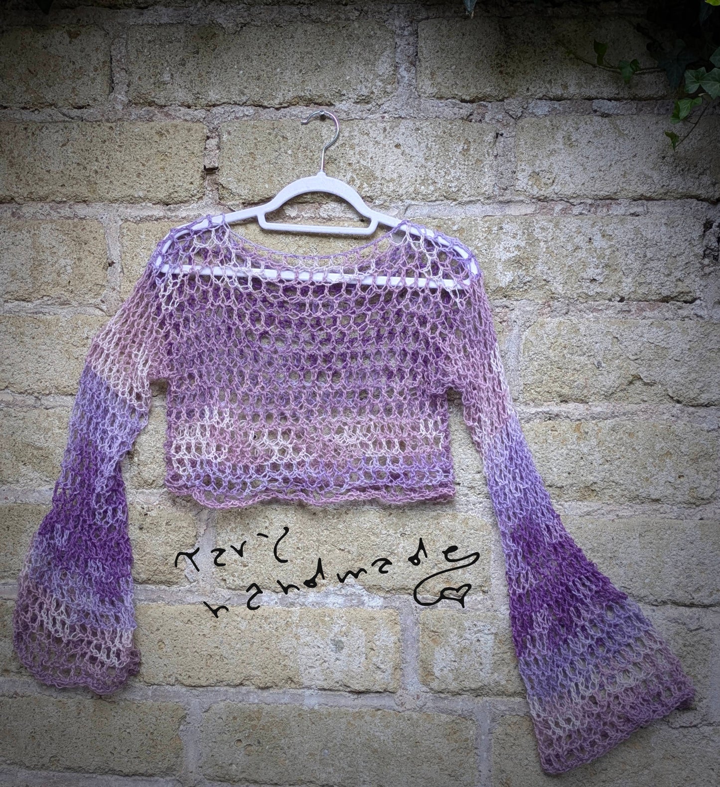 Etere Selvaggio – Crop Top Crochet a Rete con Maniche Ampie