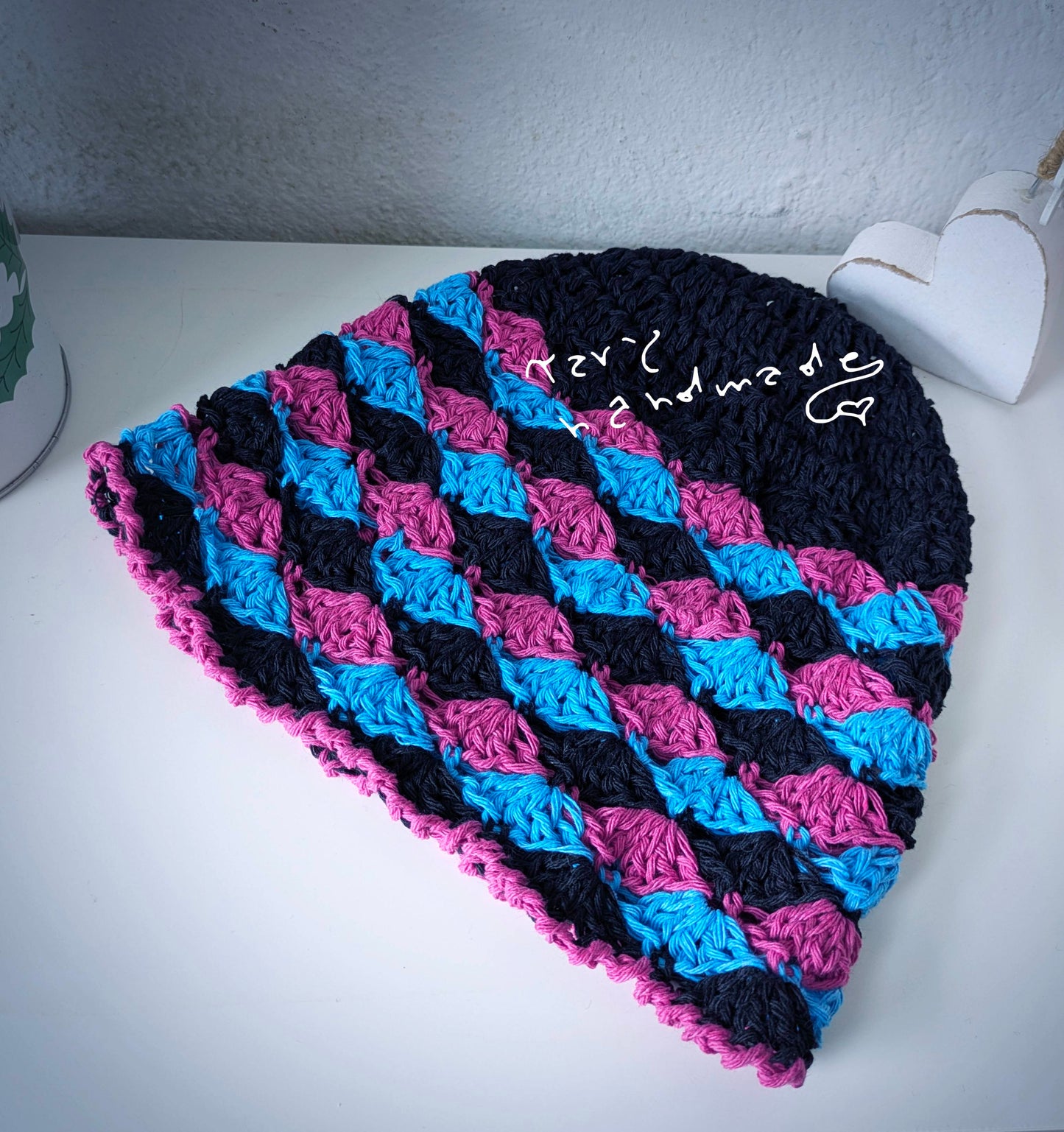 Cloche “Boho Waves” – Cappello crochet in cotone con onde colorate