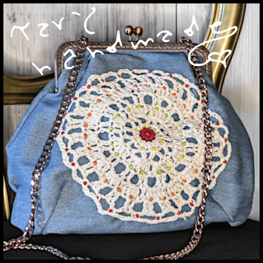 Sole in Borsa – Borsa Pasticcino in Jeans con Mandala Crochet e Tracolla a Catena
