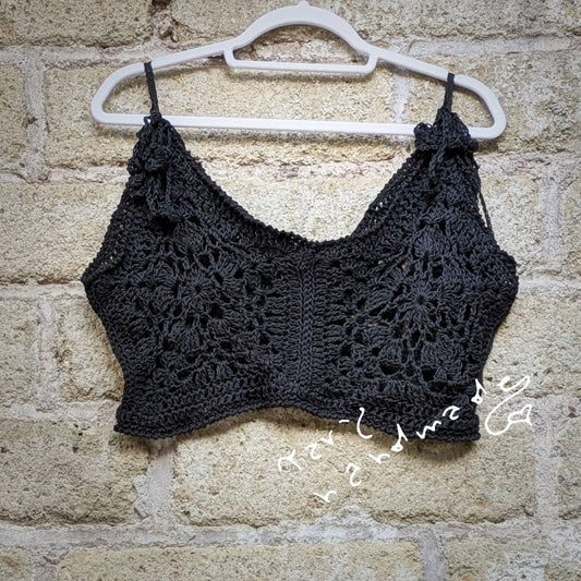 Petalo d’Ombra – Top Corto Gothic Crochet in Cotone Nero