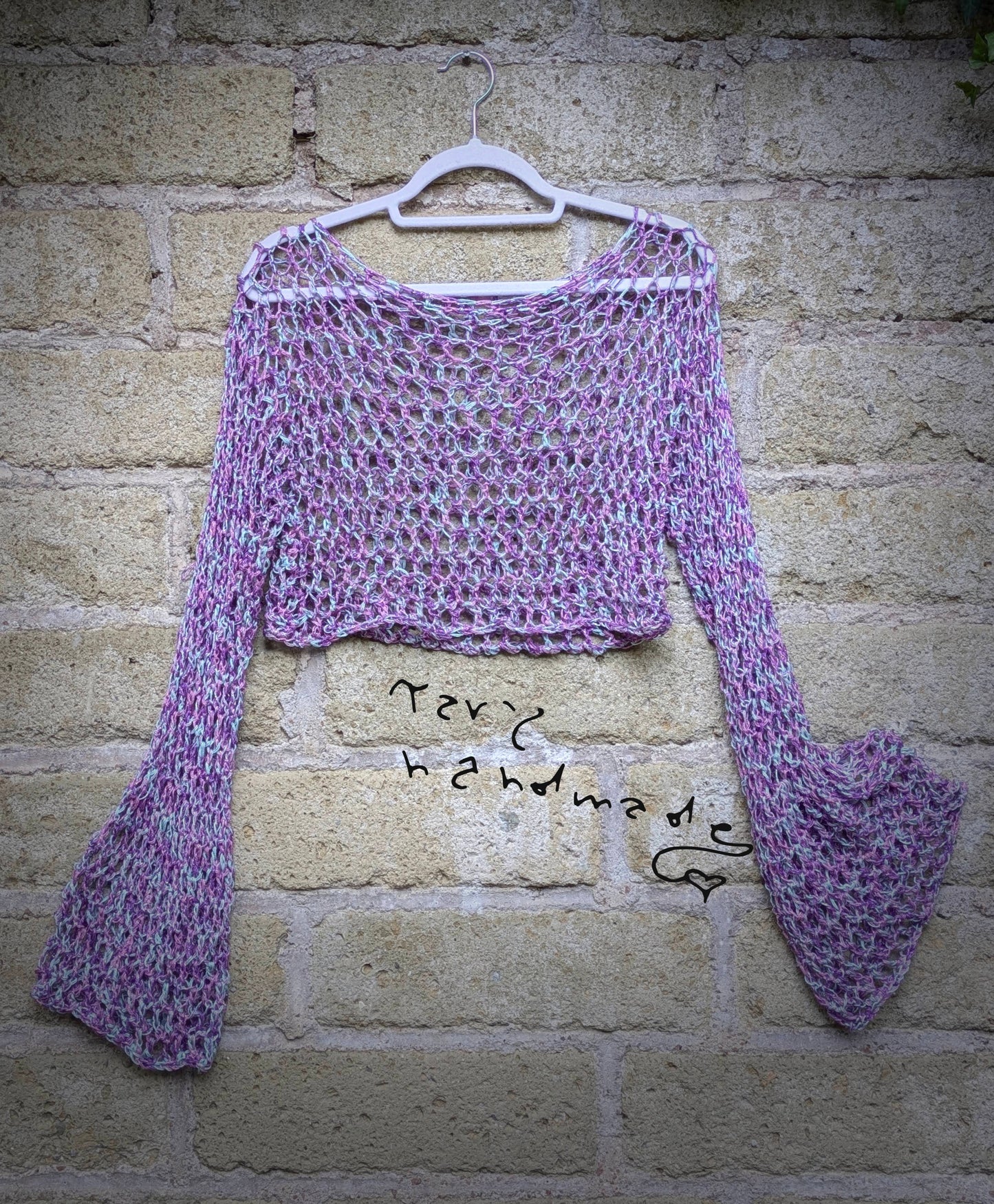 Etere Selvaggio – Crop Top Crochet a Rete con Maniche Ampie
