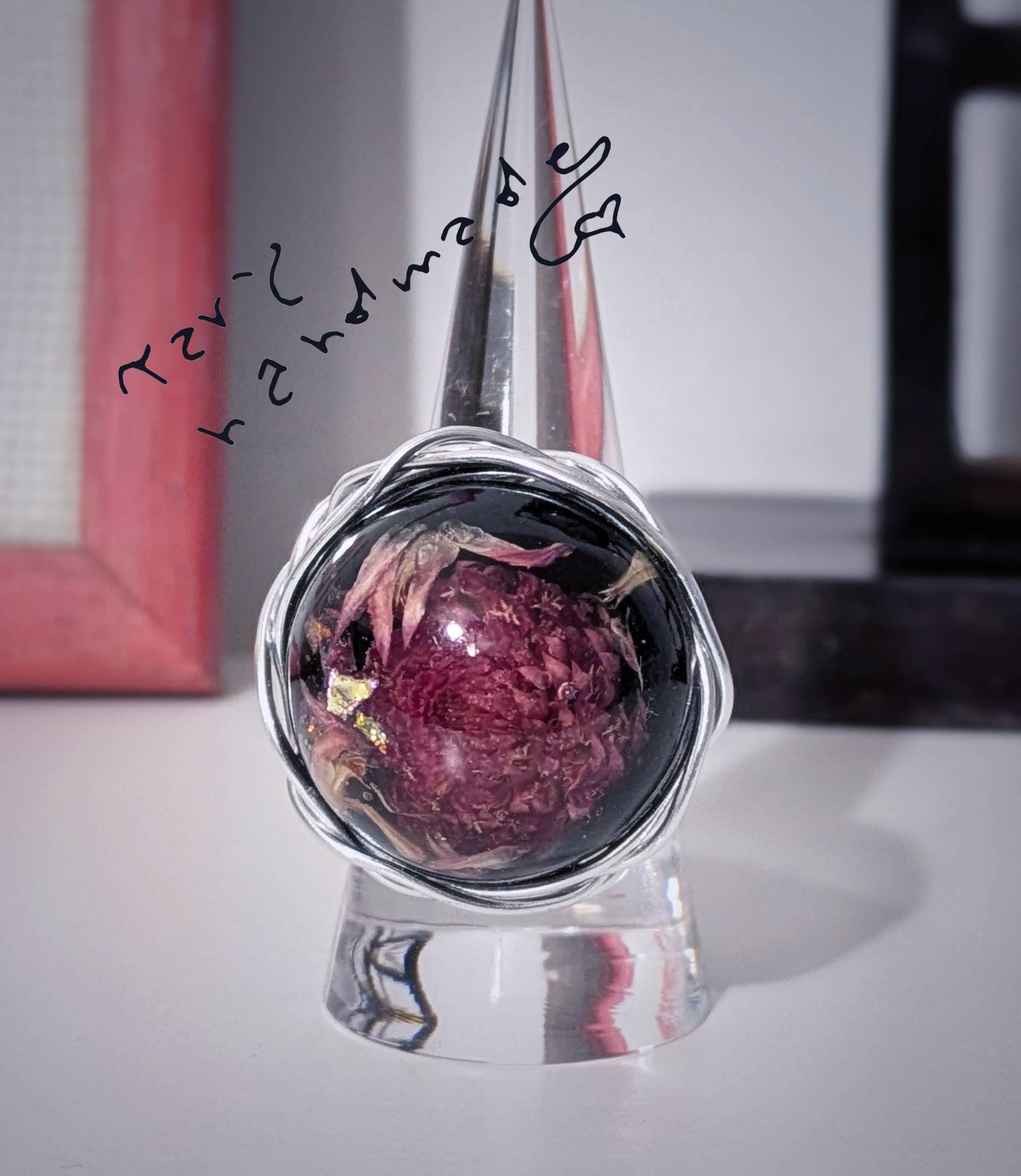 Florombra - Anello in alluminio wire con cabochon nero e fiore rosso antico con pagliuzze iridescenti